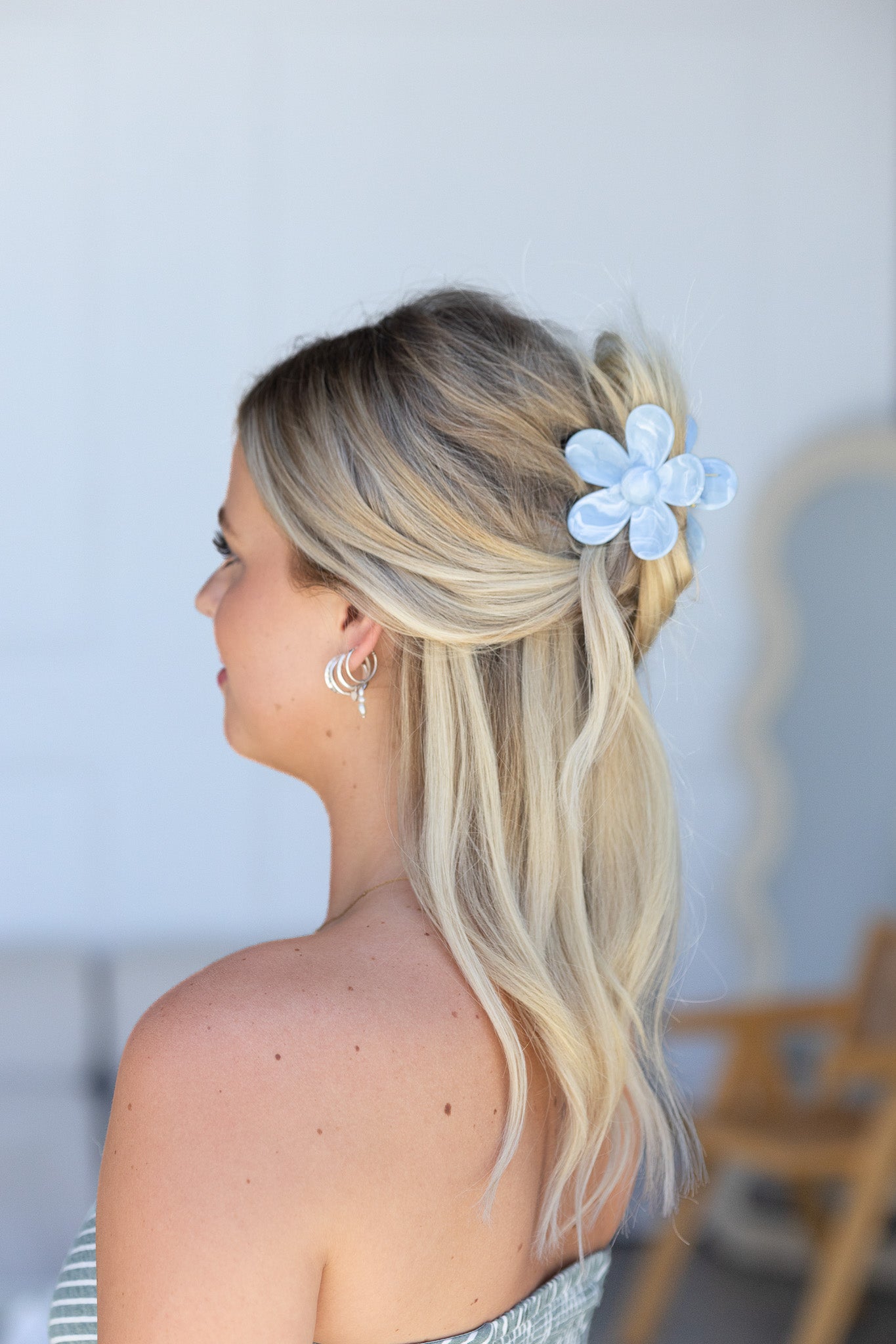 Daisy Hair Claw Clip Light Blue